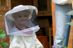 Kimani hilft beim Honig ernten  (c) Oskar Narten